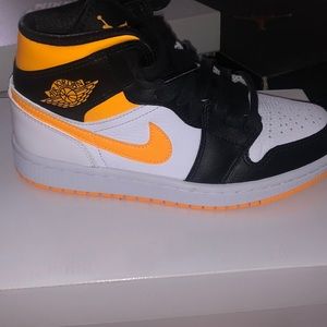 Air Jordan 1 mid laser orange